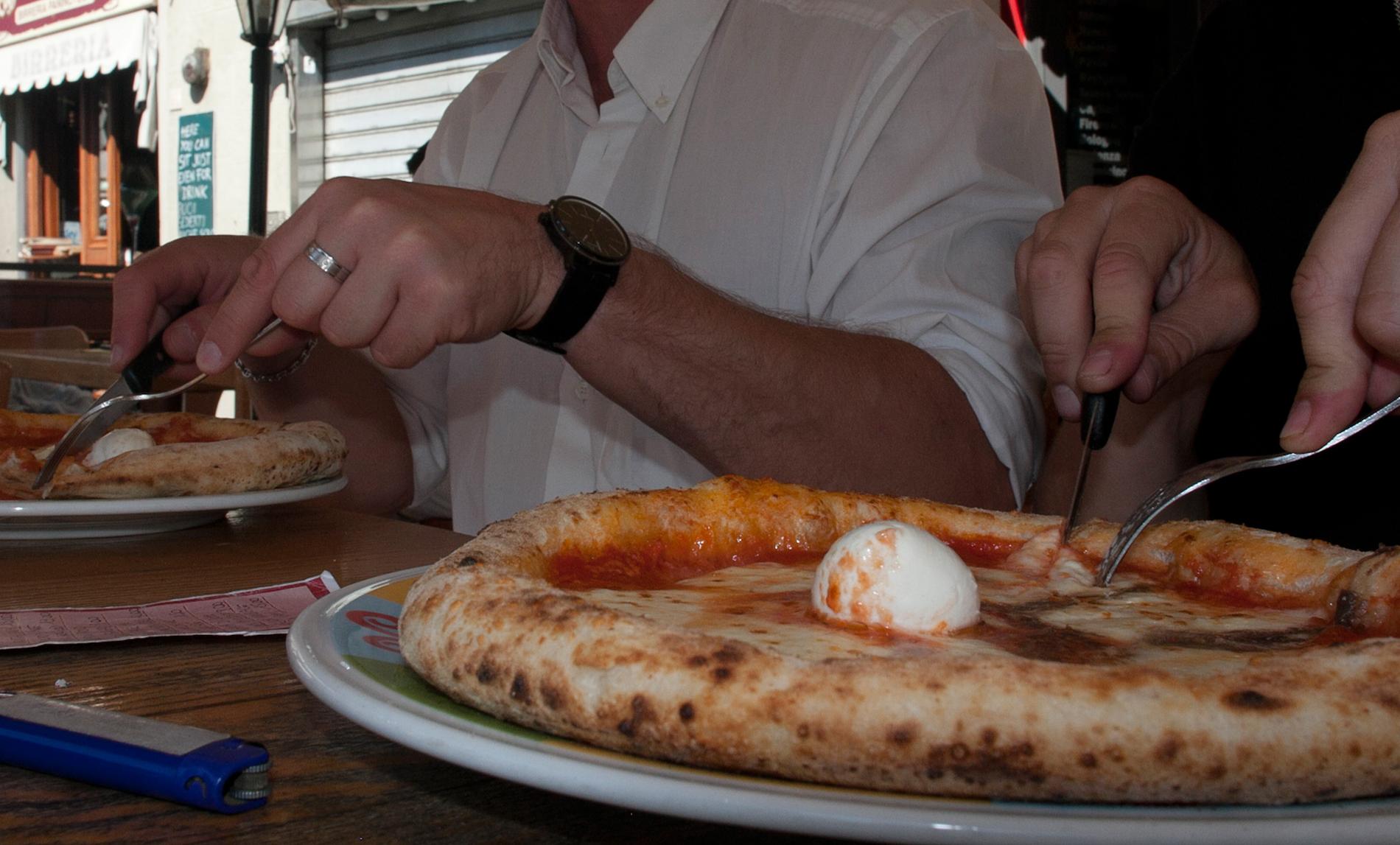 Innan de lämnade Italien hann de med en av resans absoluta gastronomiska höjdpunkter: Pizza med äkta buffelmozzarella i Florens, till tonerna av en dragspelande italienare. "Vi har varit med om hemskt mycket romantiska grejer, man skulle ha haft en tjej med sig", säger Roger.