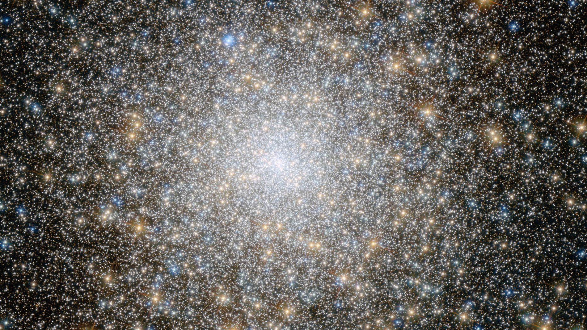 Universum tycks kanske inte expandera på samma vis i alla riktningar, utifrån forskares röntgenstudier av galaxkluster. Bilden visar galaxklustret Messier 15, på en bild från rymdteleskopet Hubble. Arkivbild.