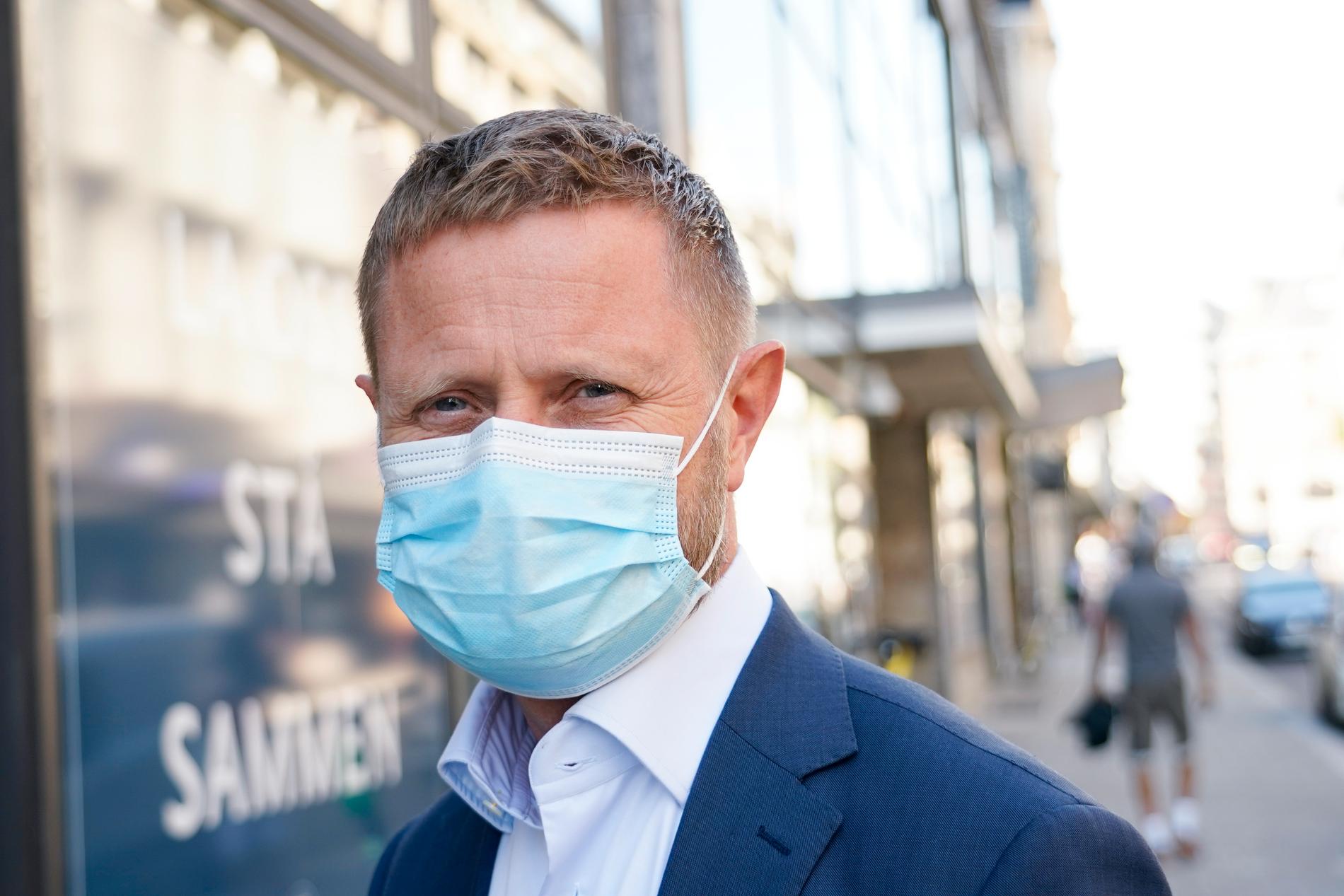 Norges hälsominister Bent Høie (H), med munskydd. Nu vill den norska regeringen se att ansiktsmasker används i rusningstid i kollektivtrafiken.