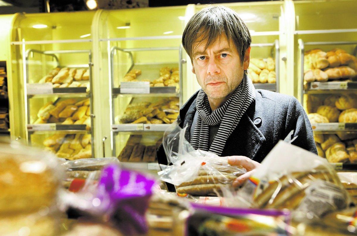 Mats-Eric Nilsson är matskribent i Svenska Dagbladet och har skrivit böckerna "Den hemlige kocken" och "Äkta vara"."