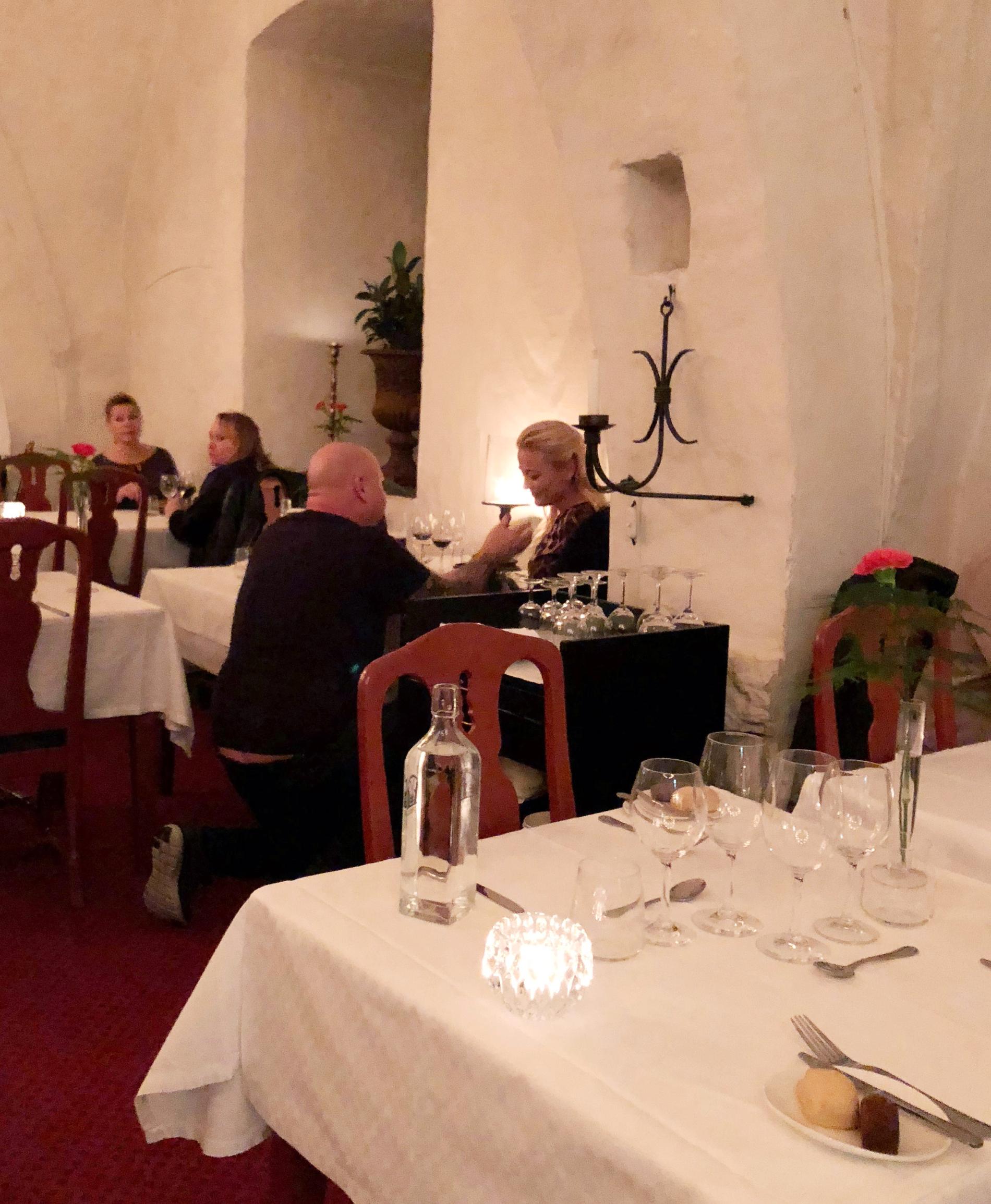 Här friar Anders Bagge till Johanna Lind på en restaurang i Vadstena. 