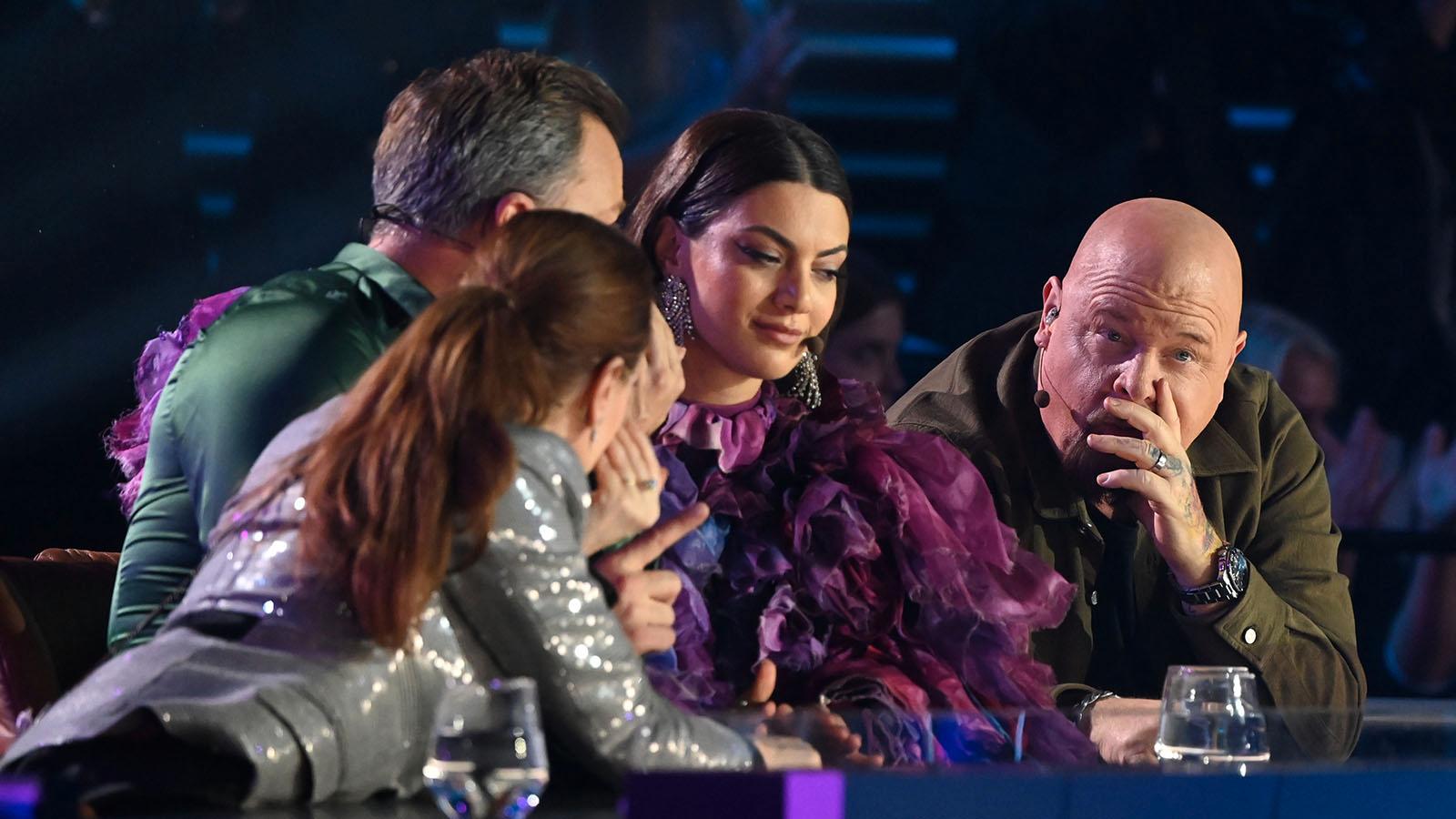 ”Idol”-juryn konfererar under Dauts uppträdande och ändrar sitt nej till ett ja i sista minuten. 
