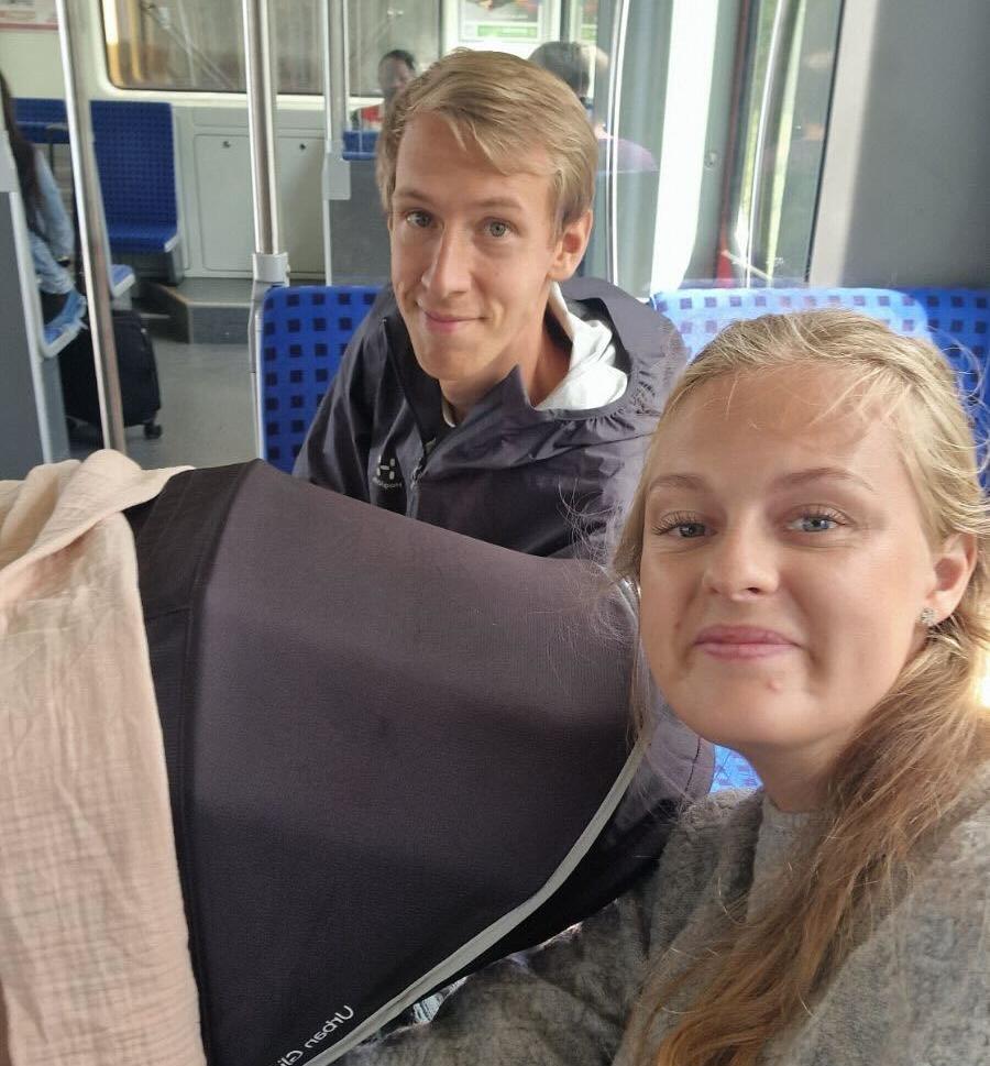 Anton Pehrson och Sofia Lindhe har tagit sin tillflykt till ett tåg.