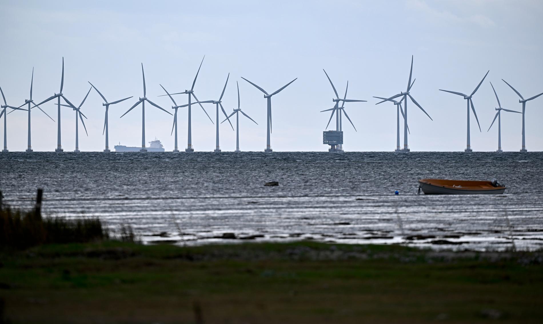 Havsbaserade vindkraftverken i Lillgrund vindkraftspark söder om Öresundsbron.