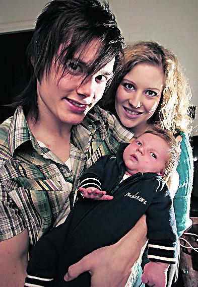 Jimmy och Sandra med nyfödda sonen Wilmer i februari 2007.