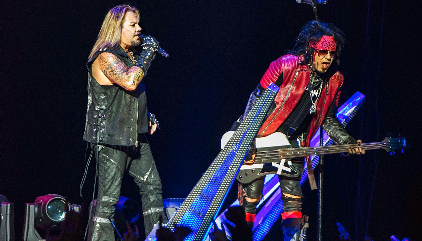 Sångaren Vince Neil och basisten Nikki Sixx. Mötley Crüe uppträdde i Globen november 2015, under den sista turnén.