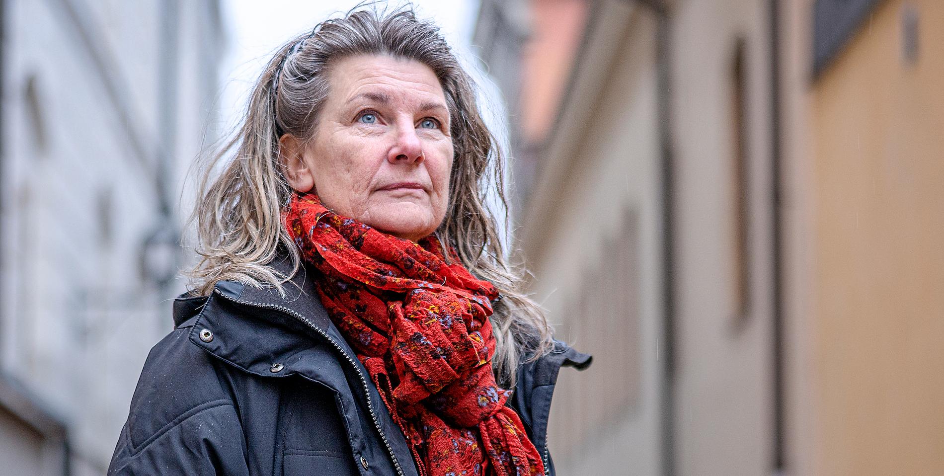 Som reporter på SVT:s ”Aktuellt” har Lena Pettersson gjort många reportage om skuldsatta personer. Att få dem att ställa upp framför kameran var omöjligt – men i bokform behövde de inte bli lika utelämnade. Nu finns boken ”Skuldsatt”.