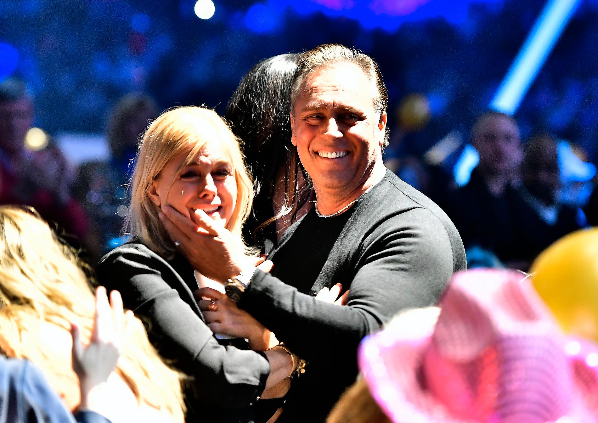 Pernilla Wahlgren och Emilio Ingrosso under Melodifestivalsfinalen. 