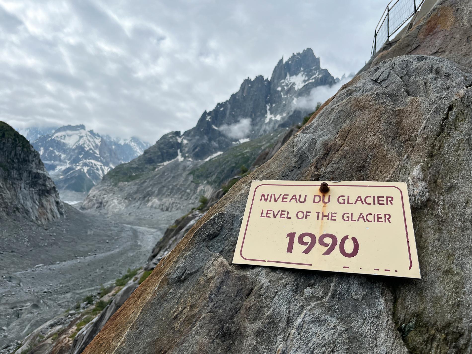 Alperna smälter två gånger snabbare än i andra områden i Europa. Och det går snabbt. På vägen ner till glaciären anger skyltarna glaciärens gräns tidigare årtionden.