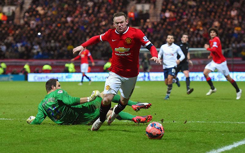 Rooney föll utan kontakt och fick straff.