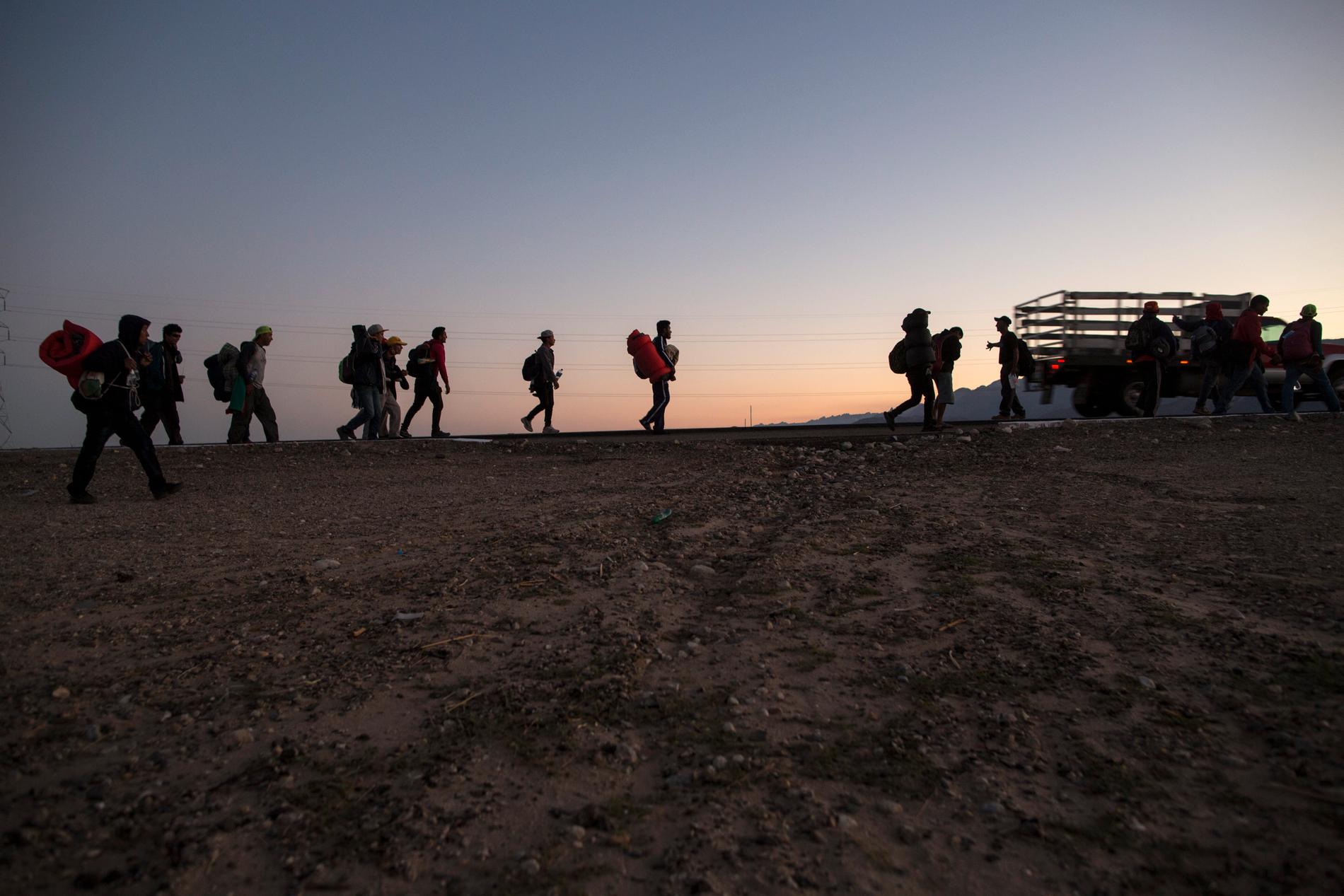 Migranter från Centralamerika går mot den amerikanska gränsen. Arkivbild.