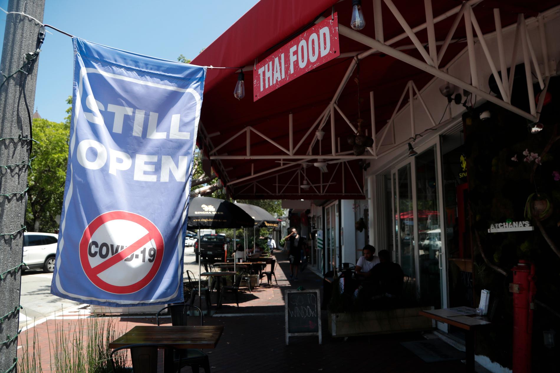 En restaurang i Miami poängterar att den fortfarande är öppen, trots coronapandemin. Bilden togs den 6 augusti.