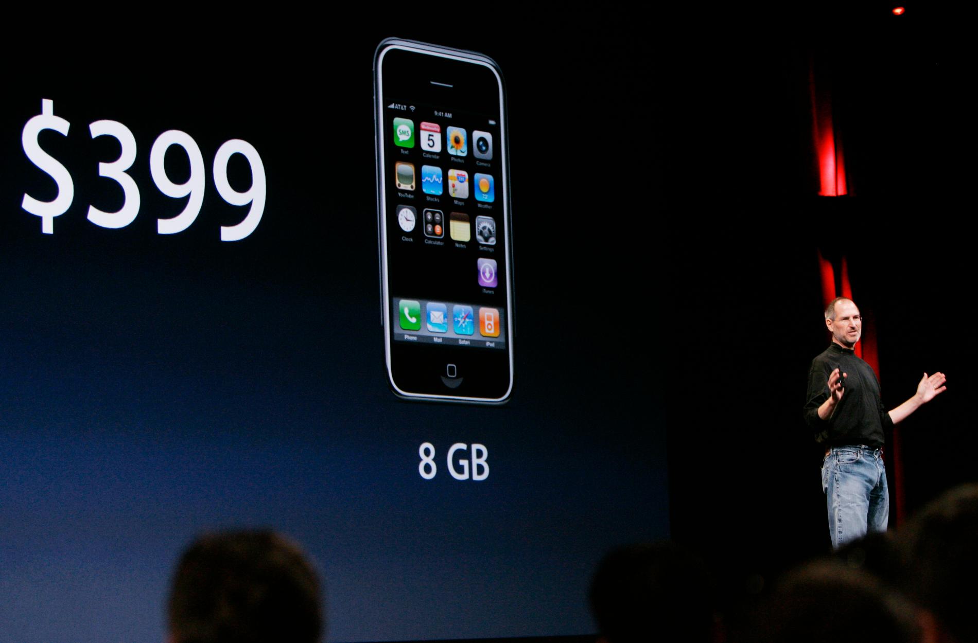 Apples dåvarande vd Steve Jobs avslöjar i september 2007 att priset på den första Iphone kapas, för att få fart på de svaga försäljningssiffrorna. 