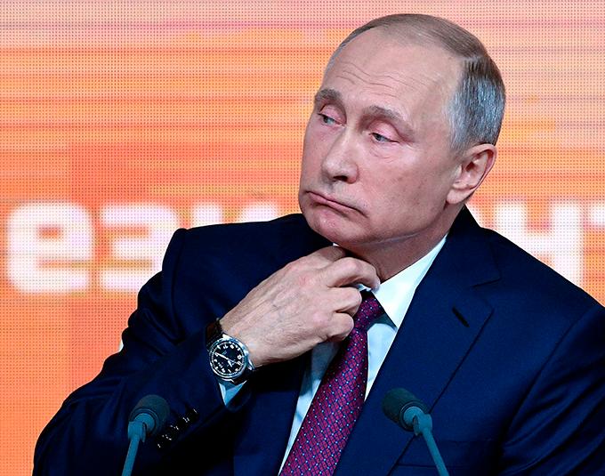 Allt pekar mot en säker seger för Vladimir Putin i presidentvalet nästa år. Men bakom Kremls kontrollerande fasad lurar hot från både vänstern och oligarkerna.