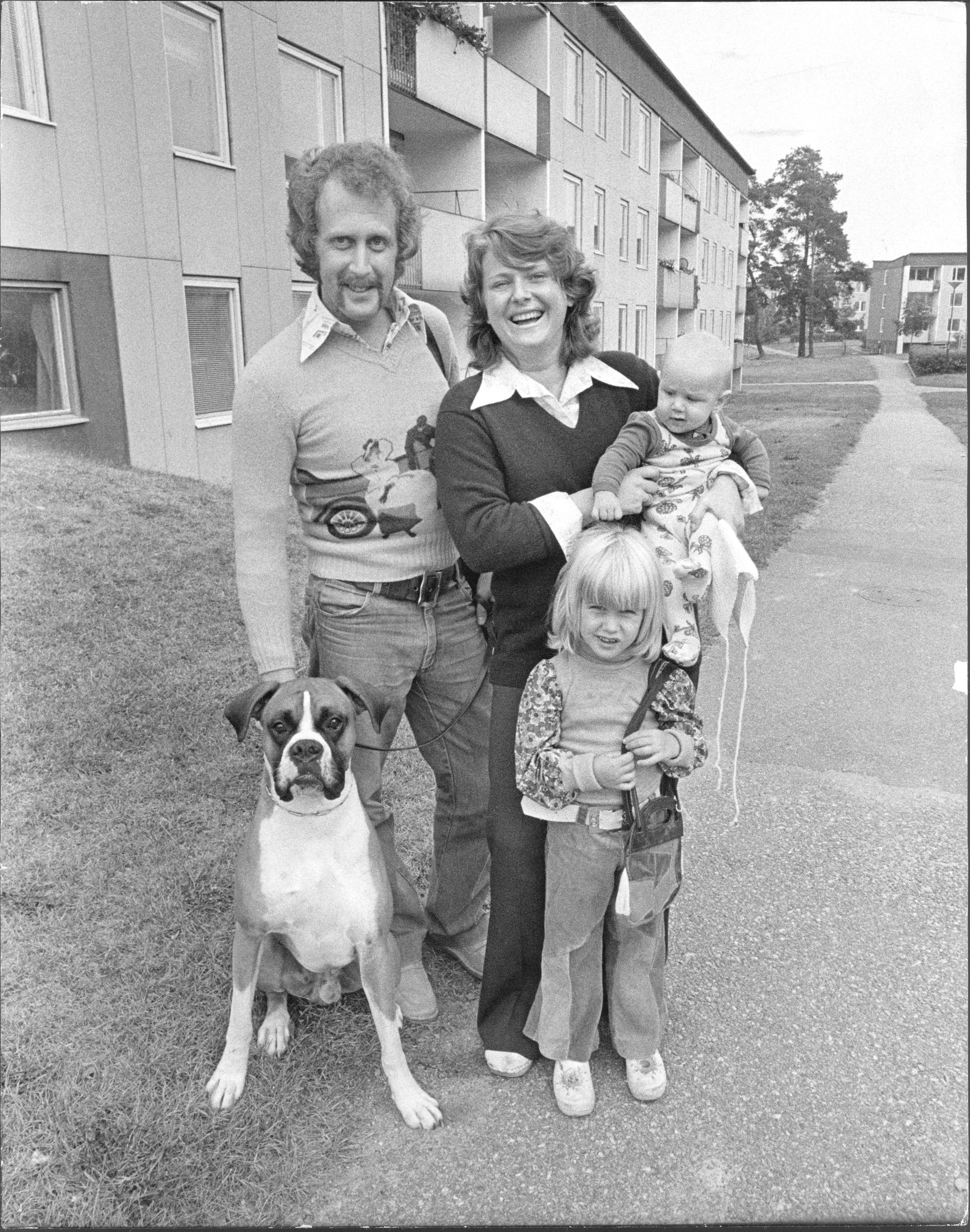 Ewa Roos, maken Kenneth Sevenheim, barnen Lotta och Daniel och hunden Fraggi 1976.