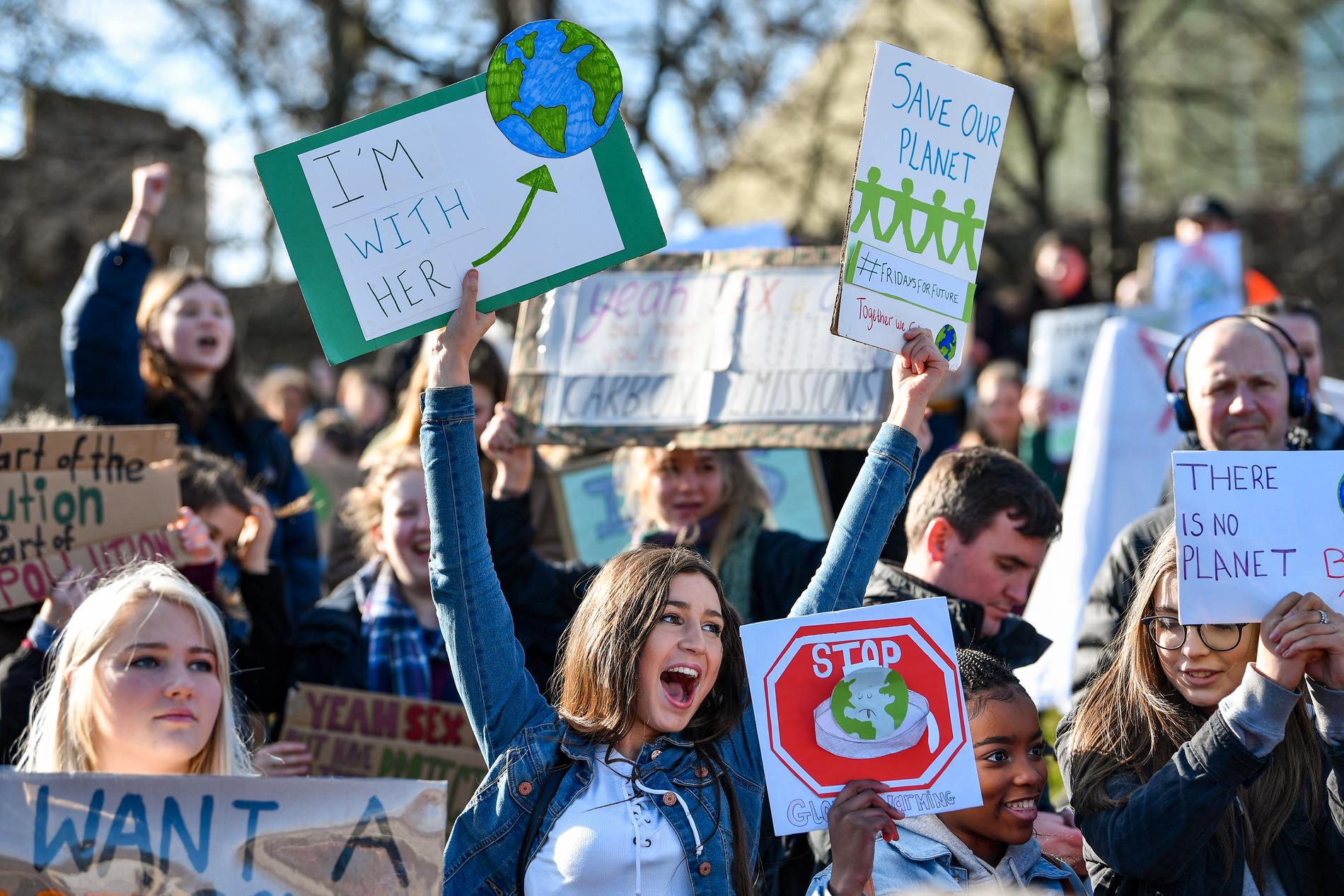 Hundratusentals skolungdomar över hela världen strejkade på fredagen för klimatet. Här i Edinburgh, Skottland.
