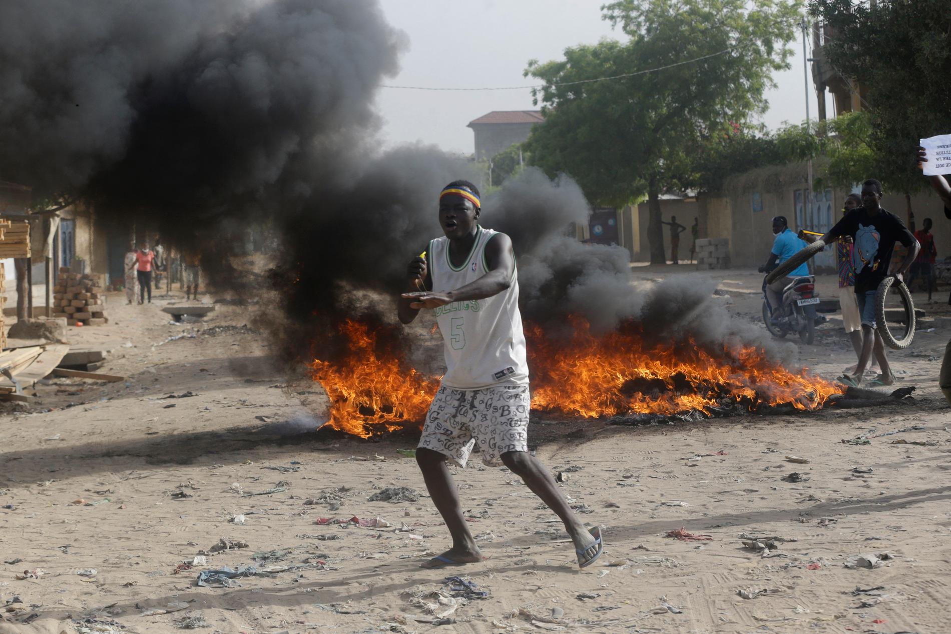 Protester i Tchads huvudstad N'Djamena i april i fjol, då den förre presidenten dog och hans son Mahamat Idriss Deby Itno tog makten.