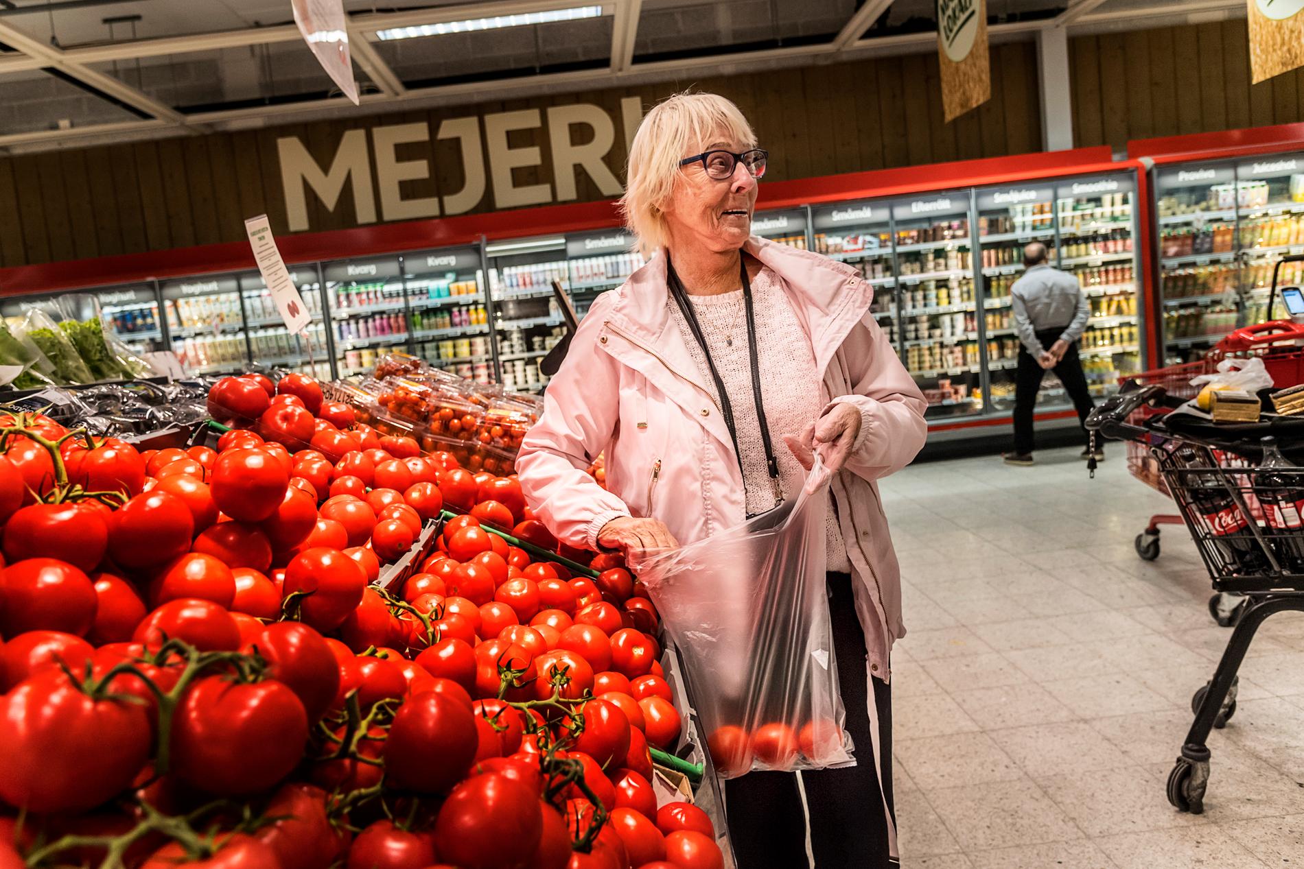 Är grönsakerna för dyra?– Ja, grönsaker är dyra. Jag går och handlar de dagar som det är extrapriser. Just i dag kostar isbergssalladen 10 kronor, den brukar kosta 40, säger Marianne Gelin, 79, pensionär, Stockholm.