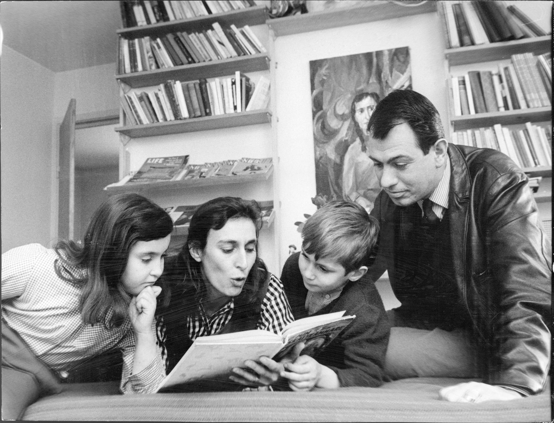 Katarina Taikon, tillsammans med maken Björn Langhammer och barnen, 1965.