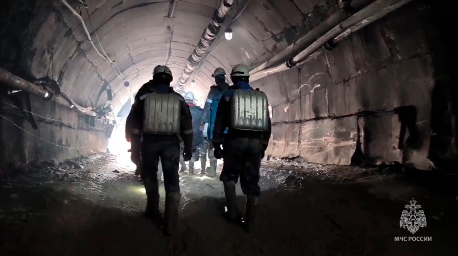 Stillbild ur ryska räddningsverkets video från den rasdrabbade gruvan i Amur.