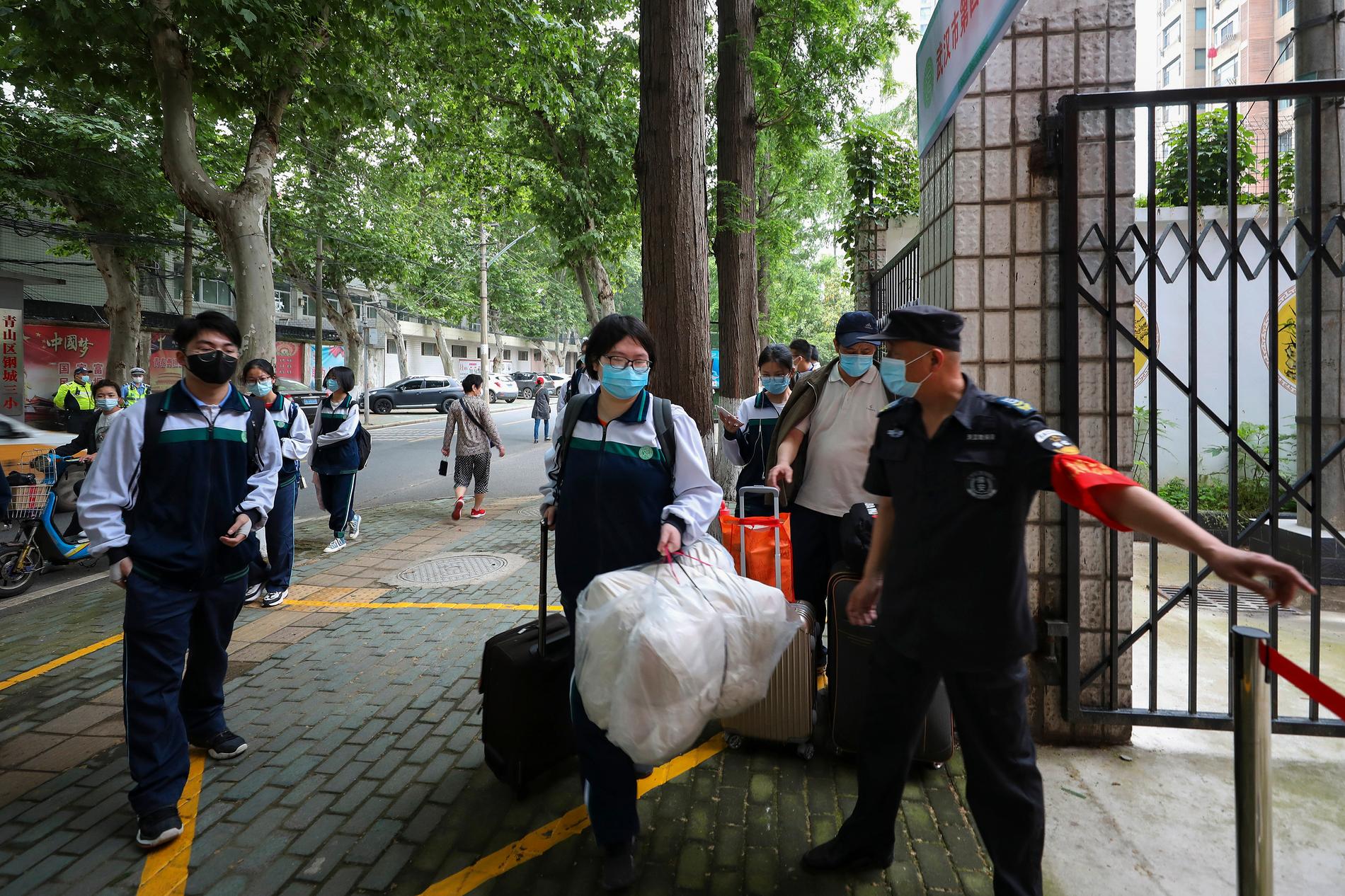Elever återvänder till en skola i Wuhan iförda skyddsmasker, 6 maj. 