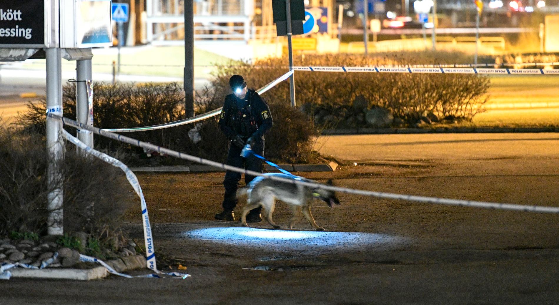 Polis undersöker den plats utanför en restaurang i handelsområdet Boländerna i Uppsala där en man i 40-årsåldern sköts till döds i april 2017. Arkivbild.