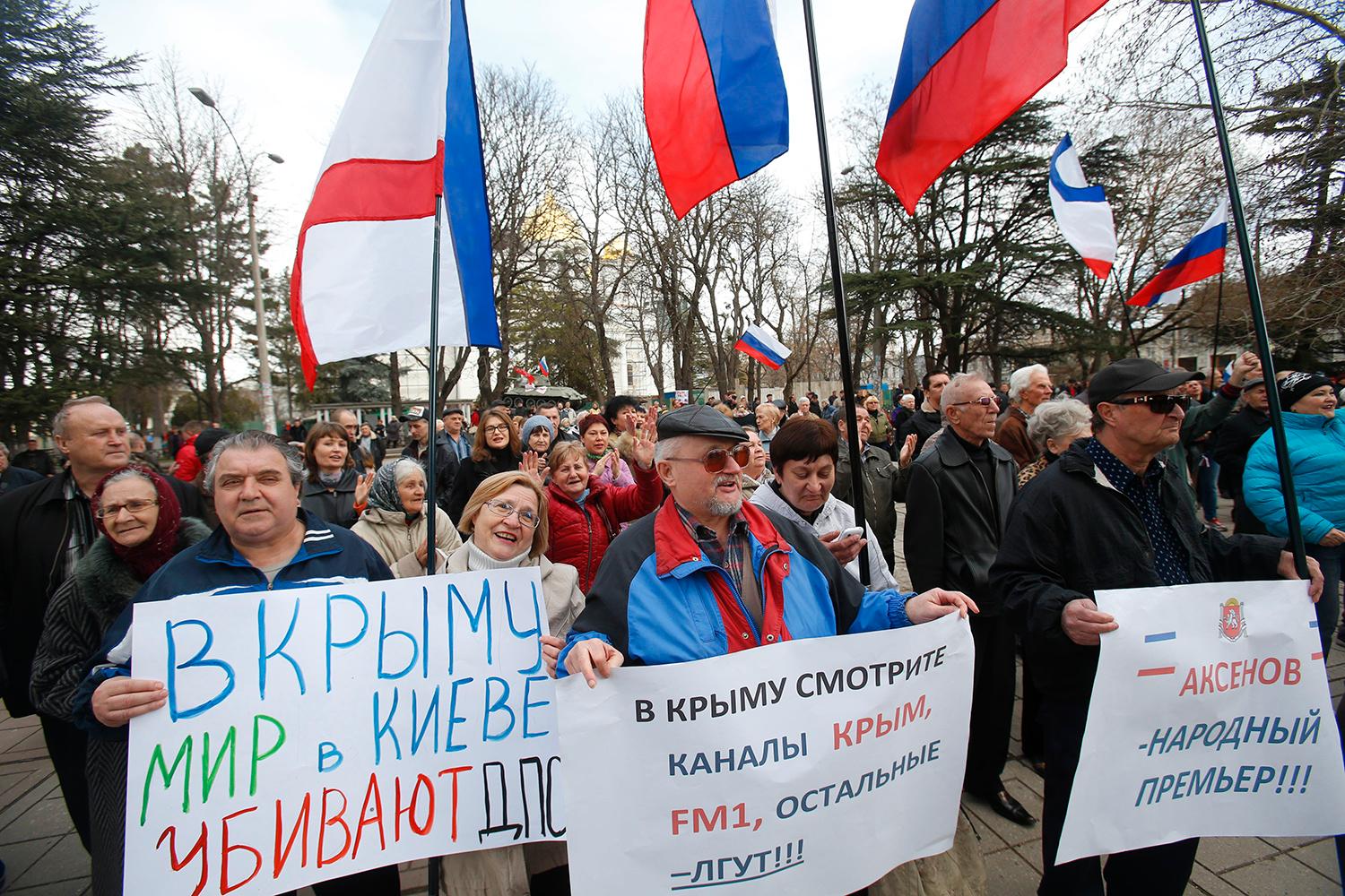För Ryssland! Demonstranterför att Krim ska tillhöra Ryssland utanför Krims lokala parlament, fredag 6 mars