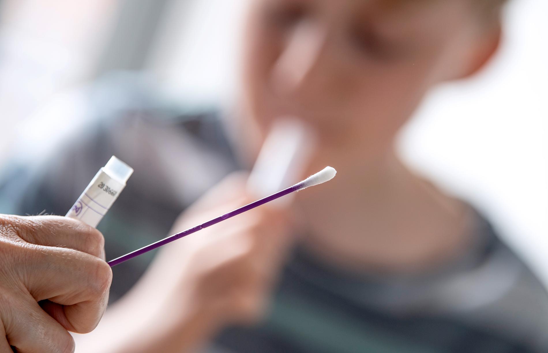 Även dubbelvaccinerade ska nu testas vid symtom, meddelar Folkhälsomyndigheten.