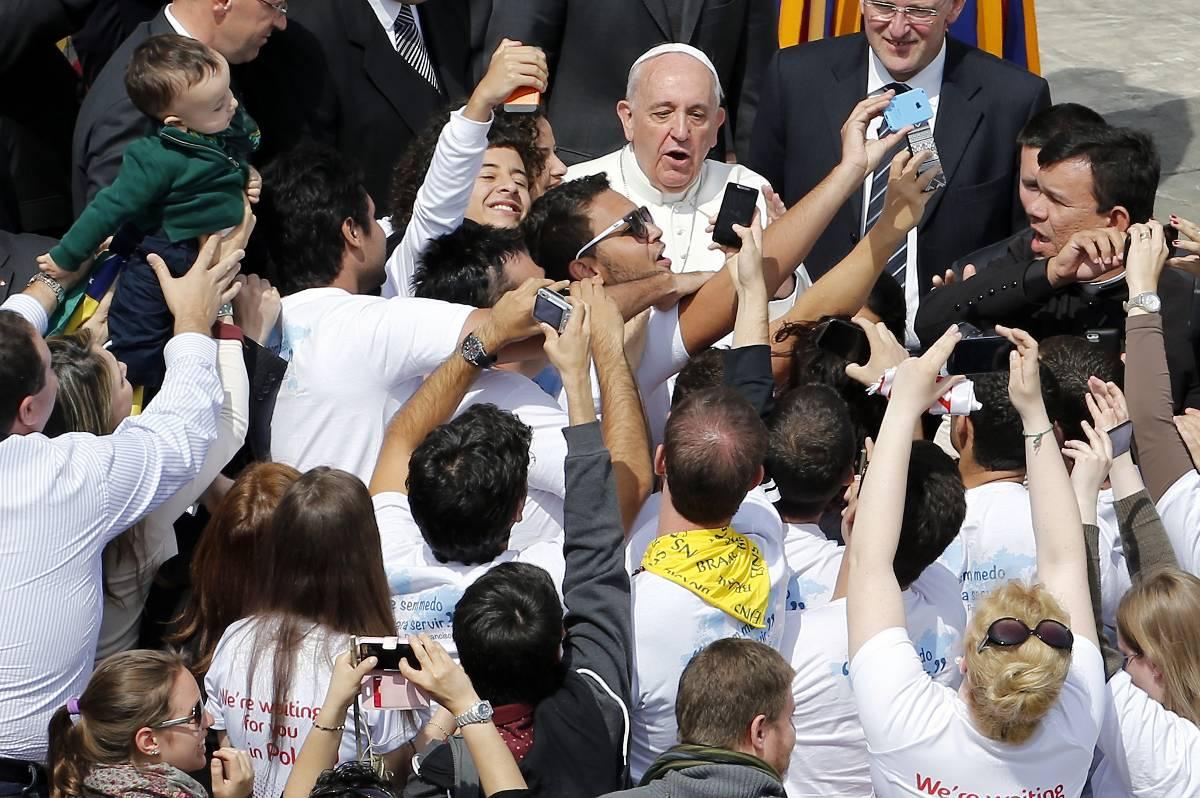 77-årige påven Franciskus poserade tillsammans med ett gäng unga åhörare.