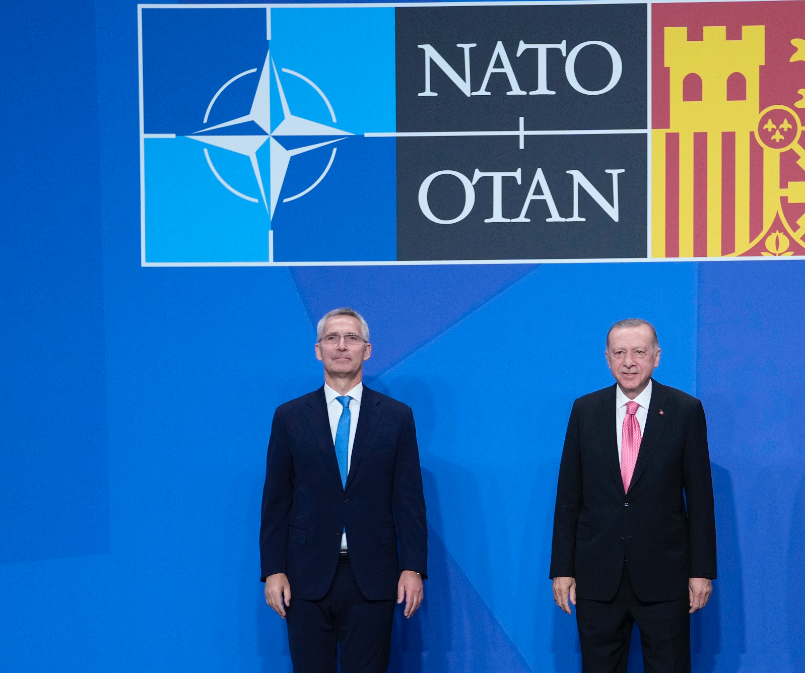 Natos generalsekreterare Jens Stoltenberg tillsammans med turkiske presidenten Recep Tayyip Erdoğan vid ett möte i Madrid sommaren 2022
