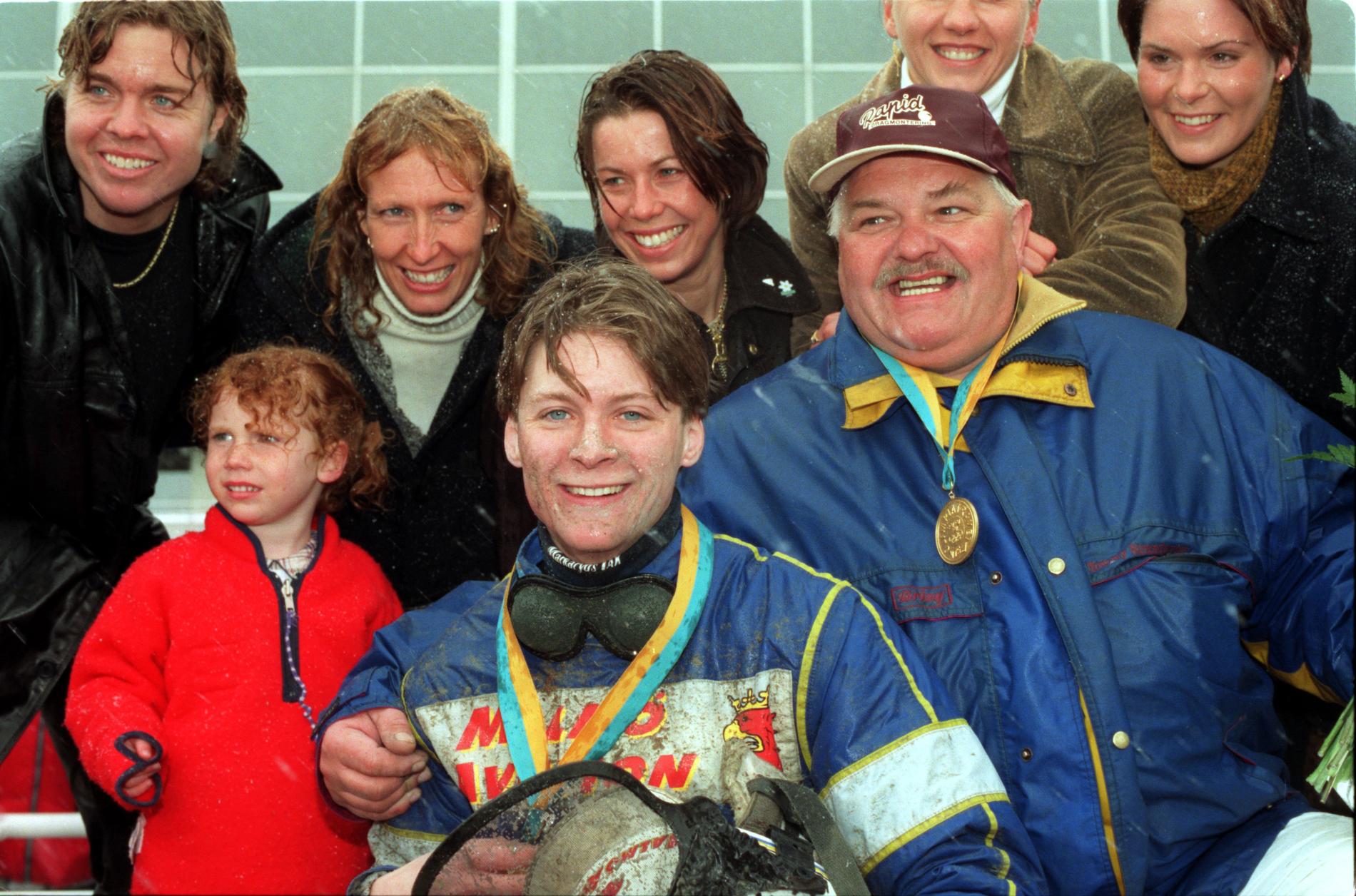 Rival Damkaer vann Olympiatravet tillsammans med kusken Erik Adielsson 1998.  Bild från firandet efter loppen; Erik tillsammans med bland annat fotbollsspelaren Tomas Brolin, hästens tränare Tommy Strandqvist och skidskytten Magdalena Forsberg.