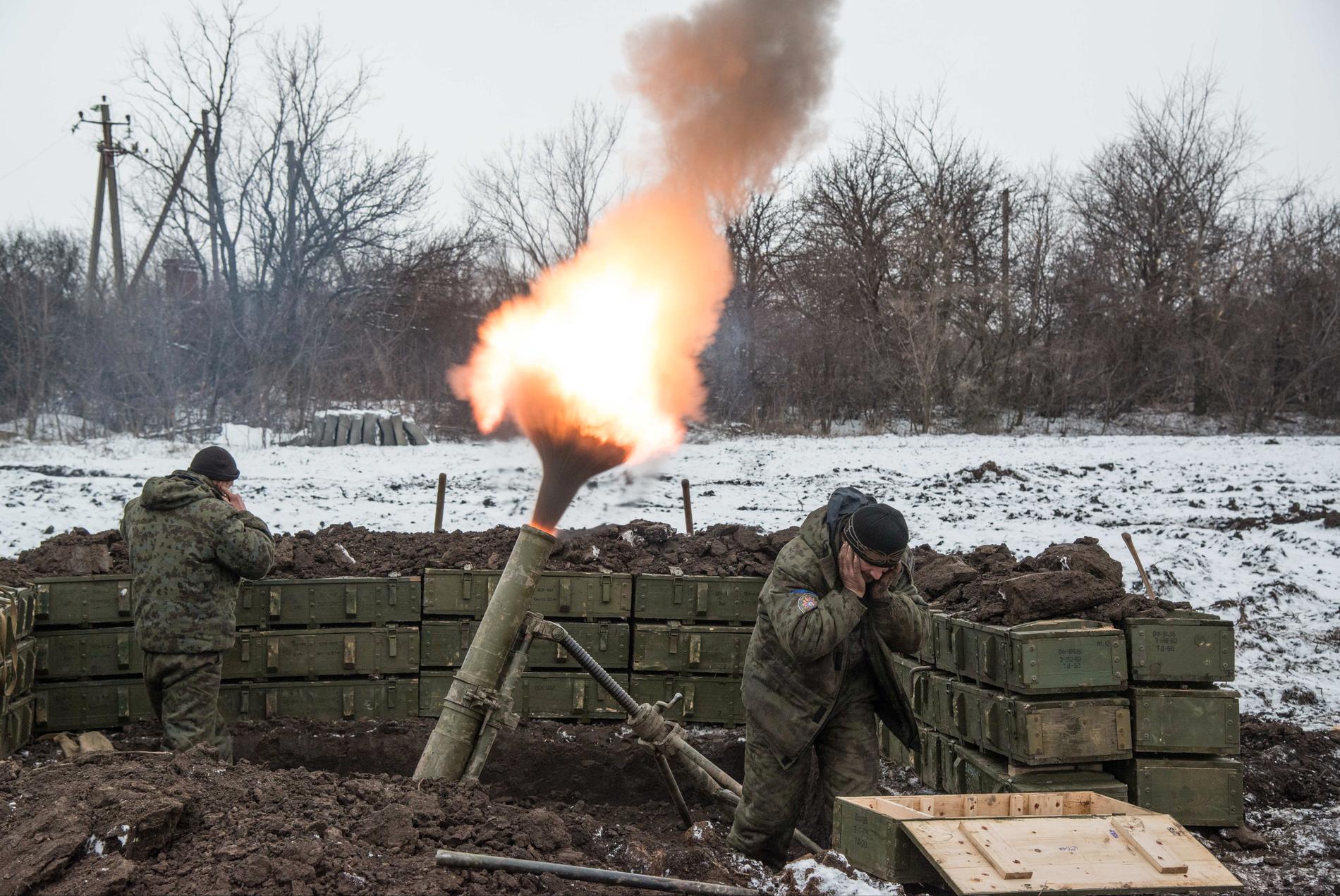 Arkivbild. Rysslandstödda separatister avfyrar en granatkastare mot ukrainska trupper utanför Sanzharivka i östra Ukraina.