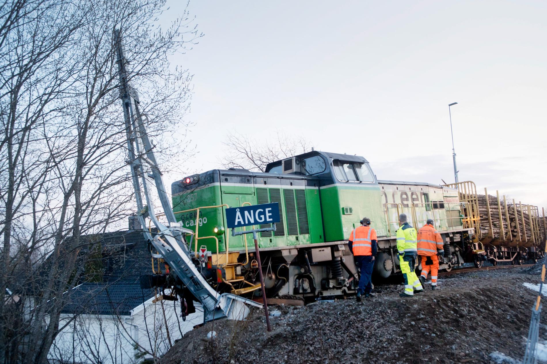 Tåg med timmer spårade ur i Ånge på långfredagen.