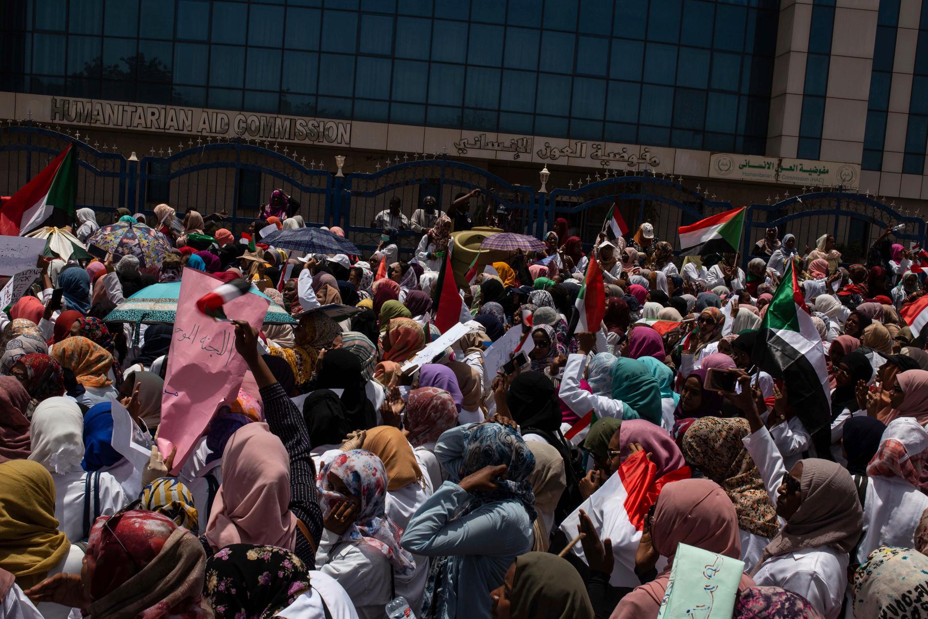 Demonstranter utanför militärhögkvarteret i Sudans huvudstad Khartum. Arkivbild från april 2019.