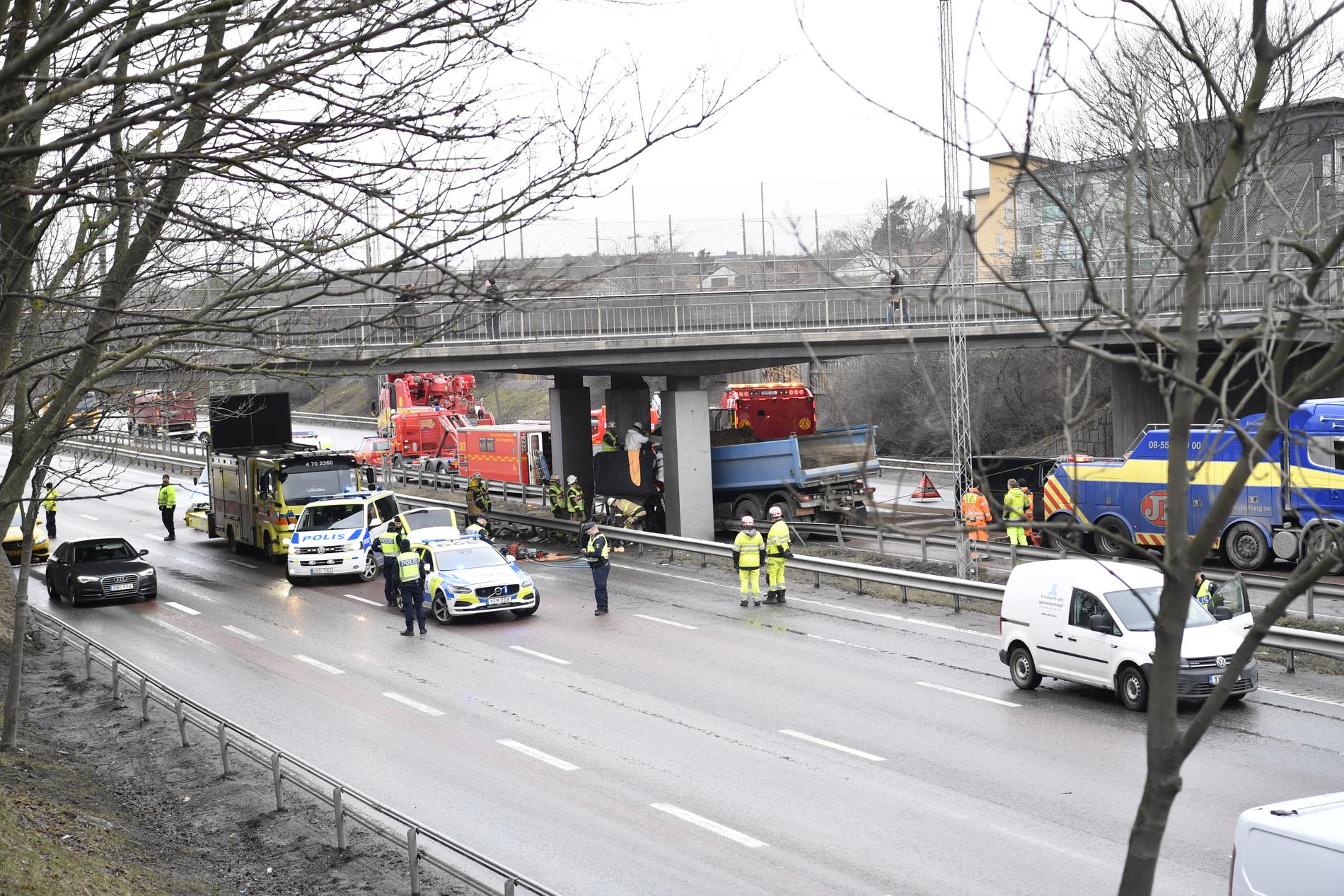 Trafikolyckan i Fruängen. En lastbilschaufför körde in i ett brofundament och omkom. Nu har ett halvdussin nyfikna åskådare polisanmälts för brott.