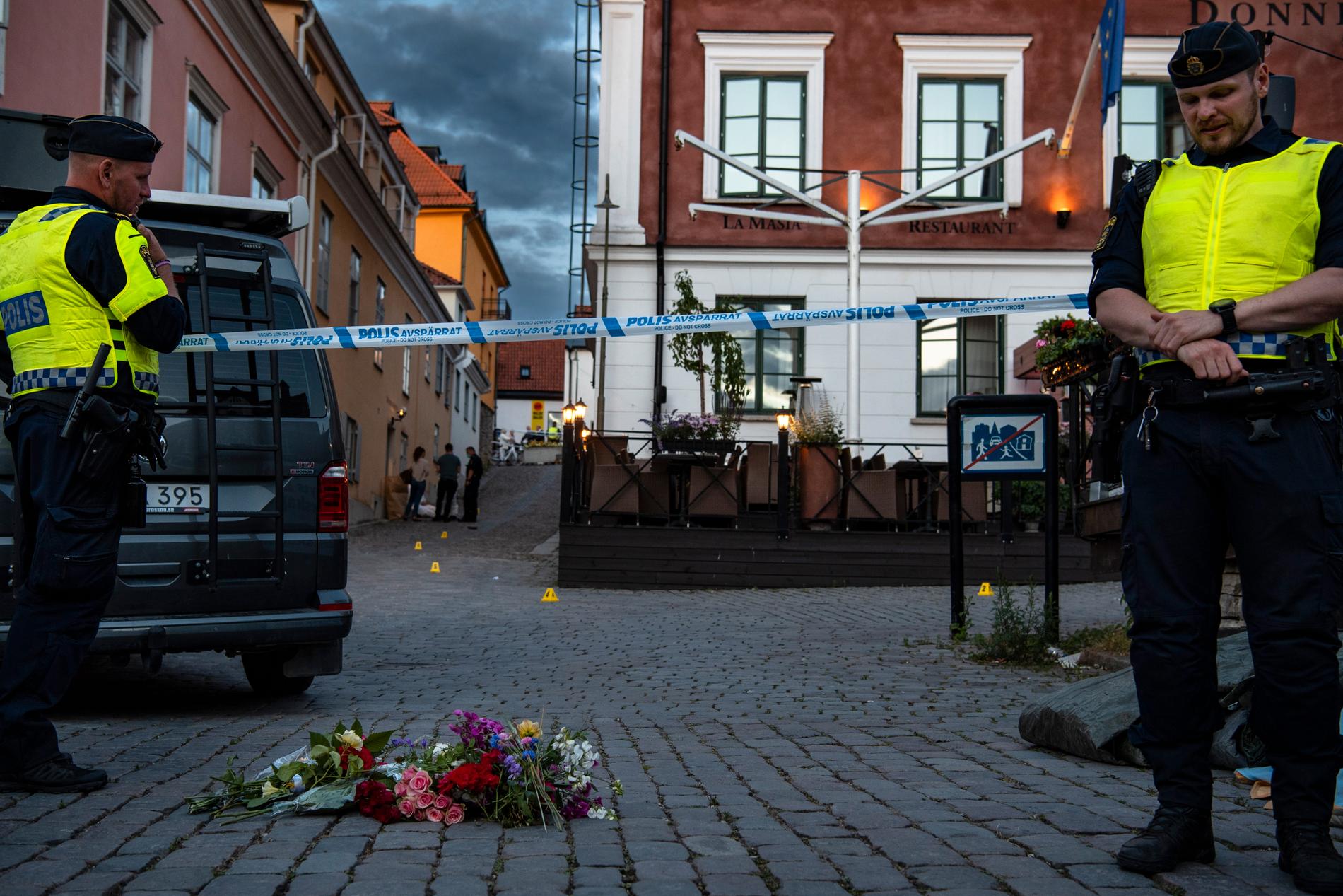 Blommor på den plats där Theodor Engström högg ihjäl Ing-Marie Wieselgren mitt under Almedalsveckan.