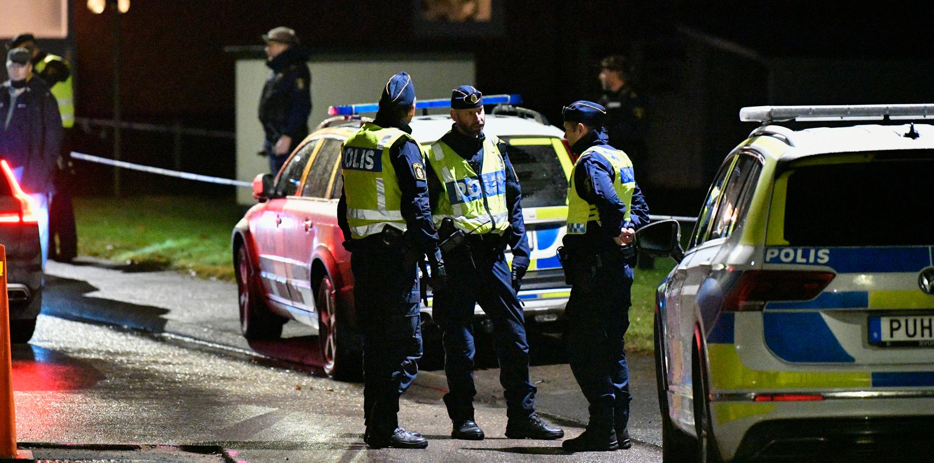 Poliser och avspärrningar i Osby efter en tidigare skjutning.