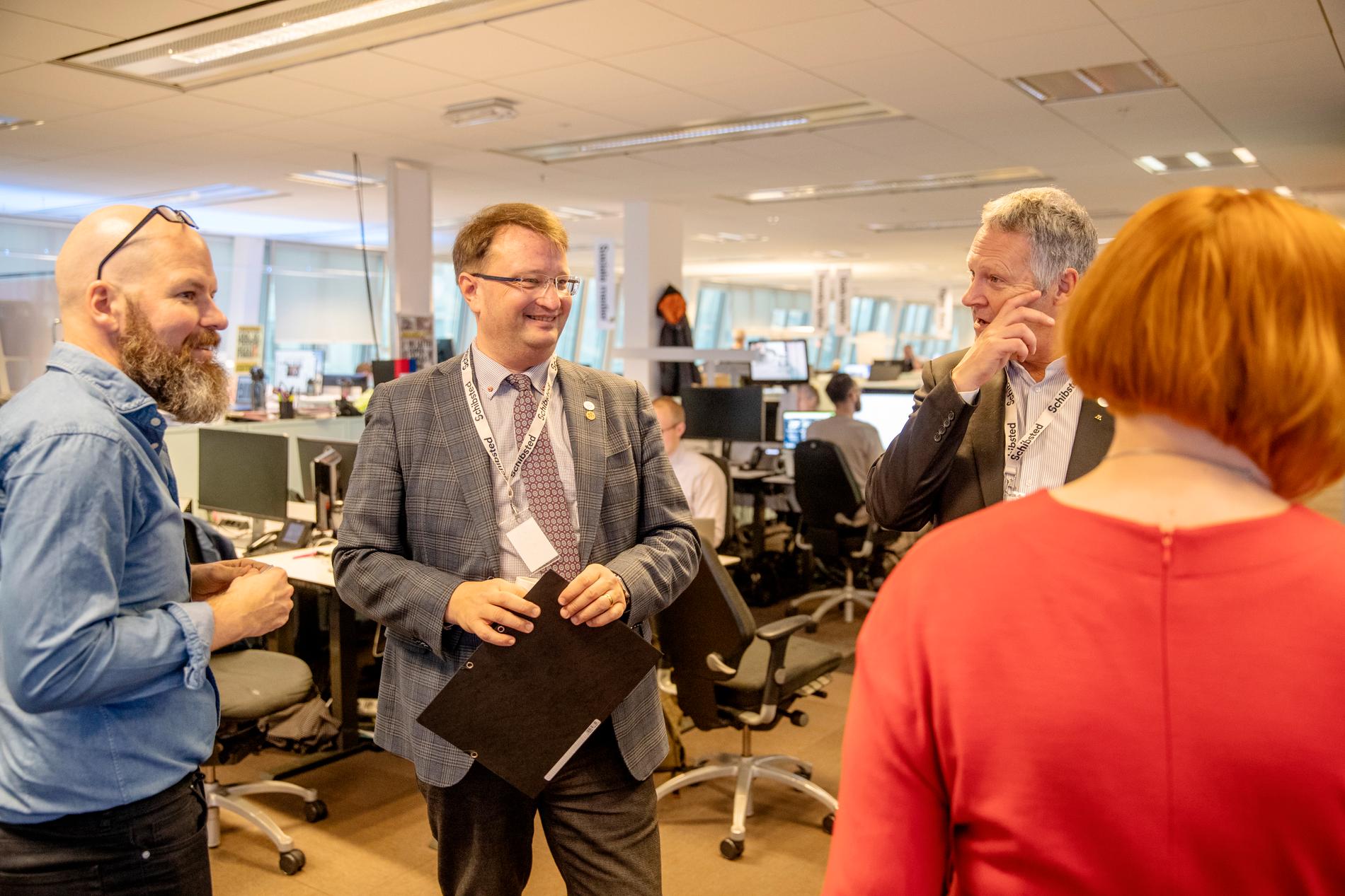 Nyhetschef Jonathan Jeppsson tar emot de moderata riksdagsledamöterna Lars Beckman och Jan Ericsson. 