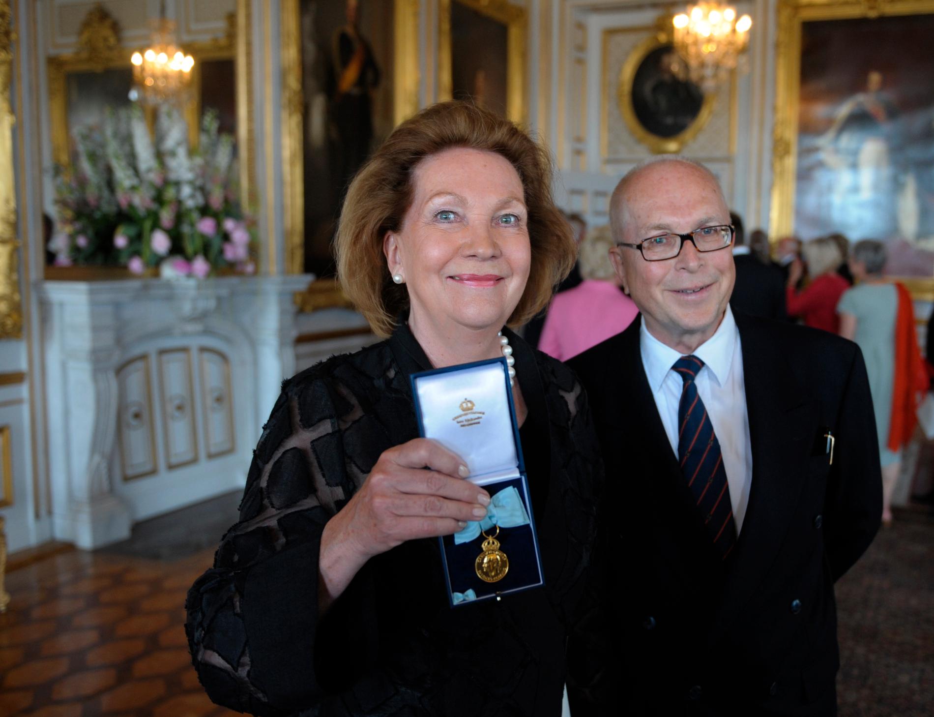 Journalistparet Ewonne och Lennart Winblad på Drottningholms slott 2008 i samband med att hon tog emot Konungens medalj i 8:e storleken med Serafimerordens band. Arkivbild.