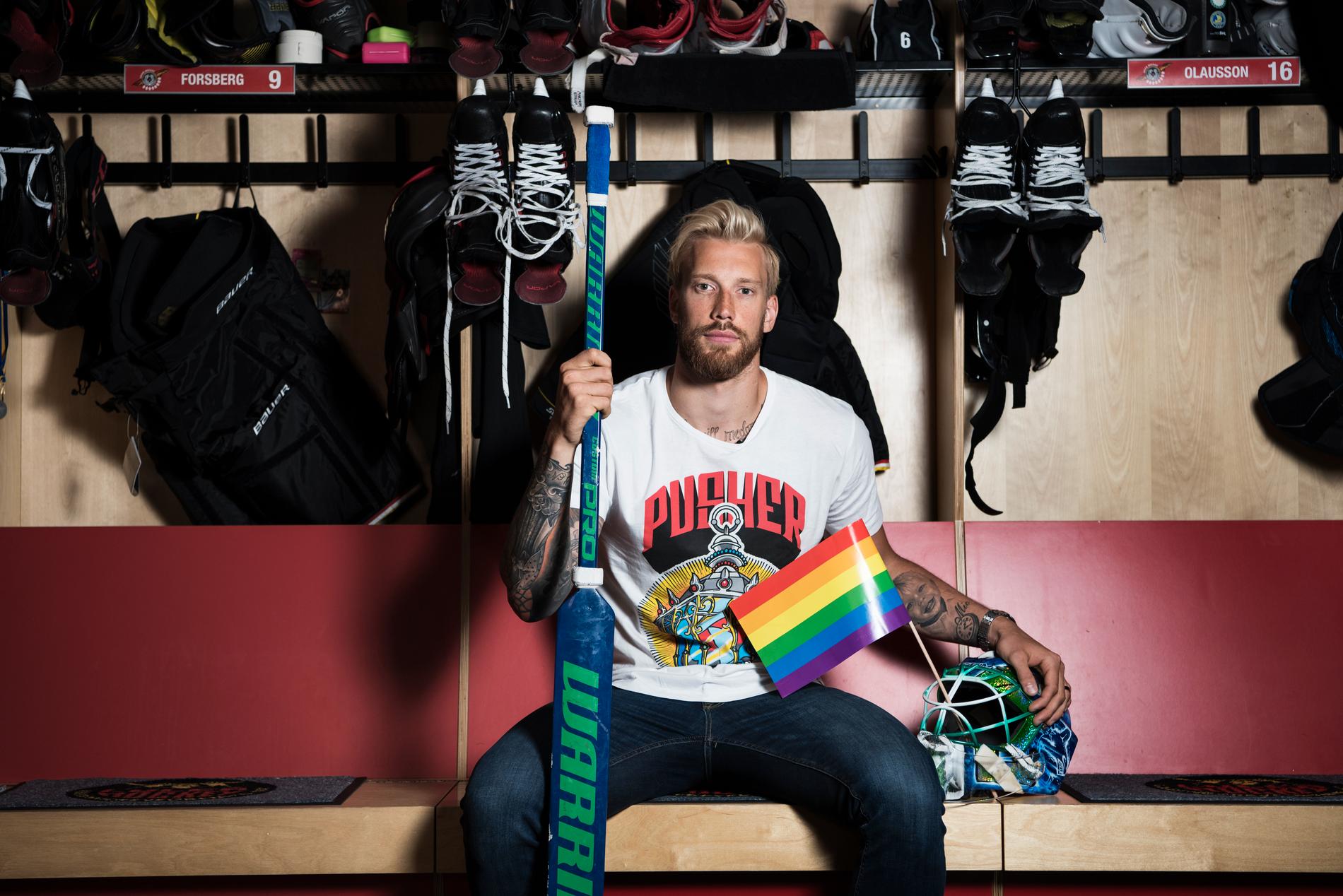 Anders Nilsson med regnbågsfärger på hjälmen