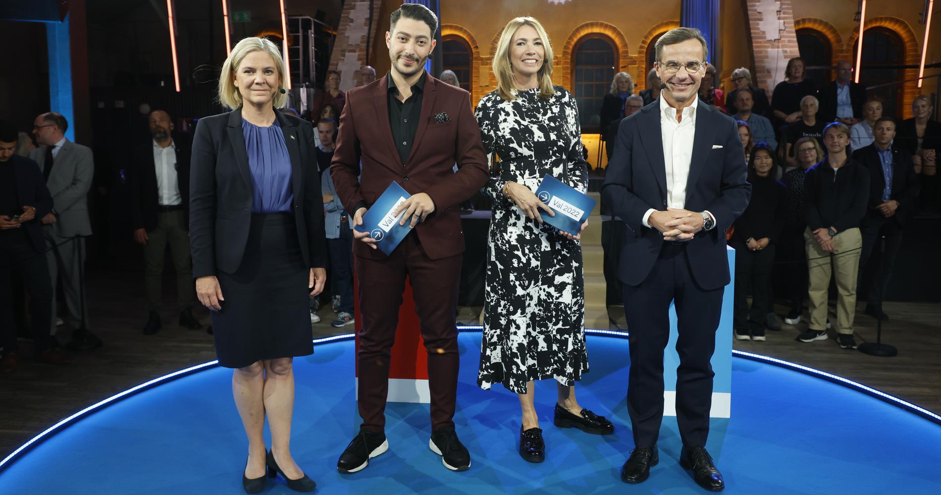 Magdalena Andersson (S), programledarna Fouad Youcefi och Karin Magnusson, och Moderaternas partiledare Ulf Kristersson (M) i ”Statsministermötet” i SVT.