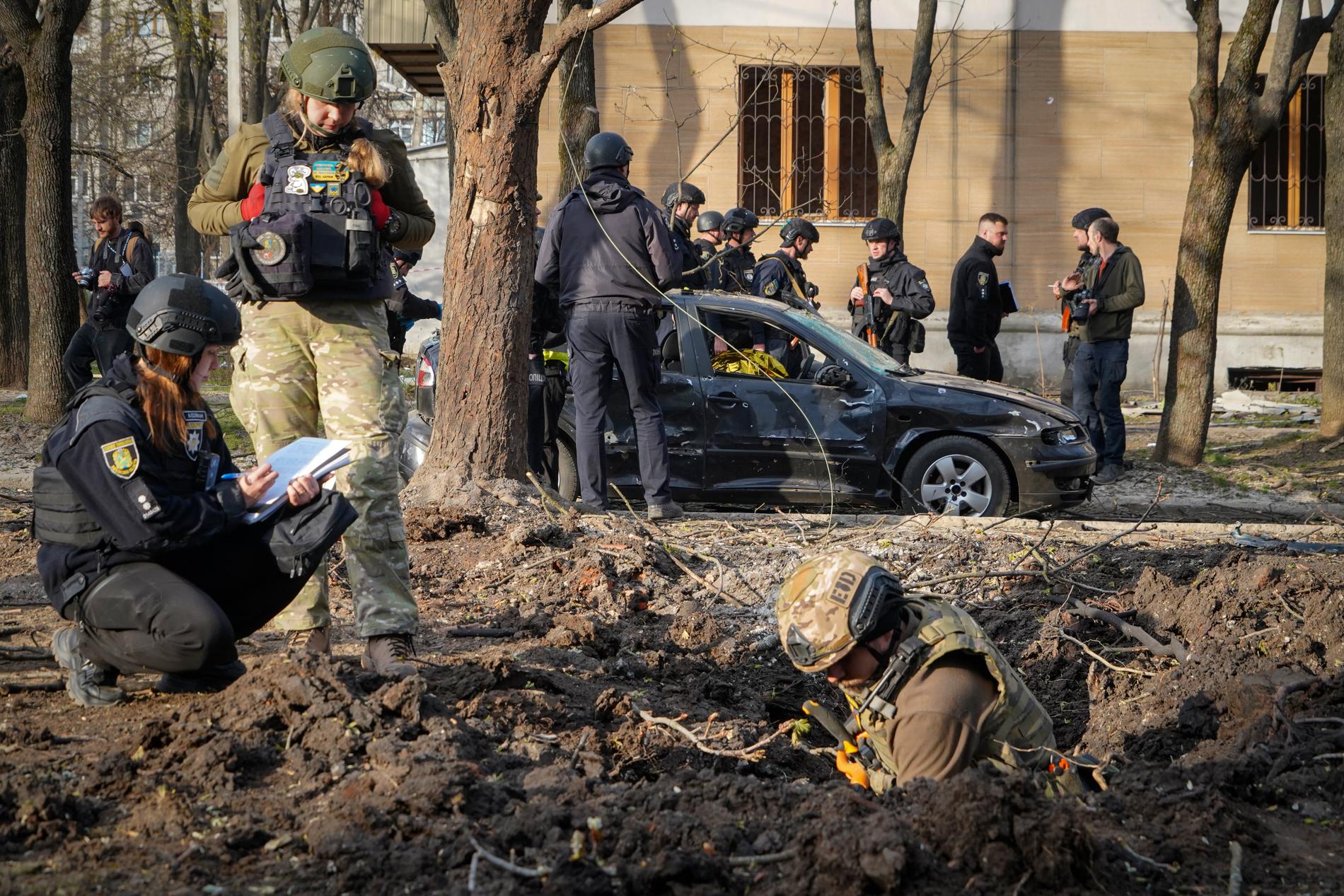  Militär på plats efter den ryska drönarattack som dödade flera personer i ett bostadsområde i Charkiv i helgen. 