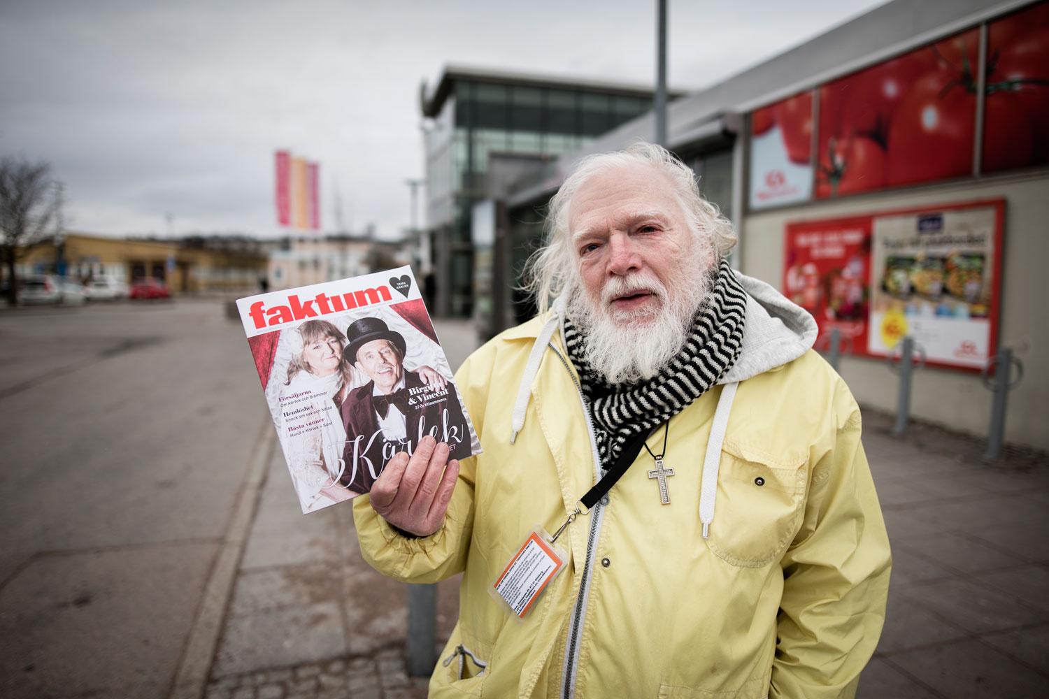Lars Sjöberg, 73, säljer Faktum för att få några extra tusenlappar i månaden: ”Med min normala pension går det bara runt”.