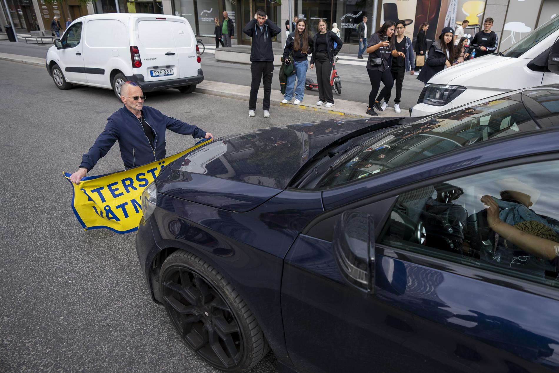 En klimataktivist blockerar vägen i Stockholm.