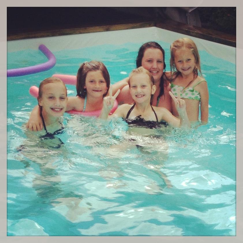 Josefine, Clara, Cajsa, Thea och Troja har riktigt skoj i poolen! Länge leve sommaren!