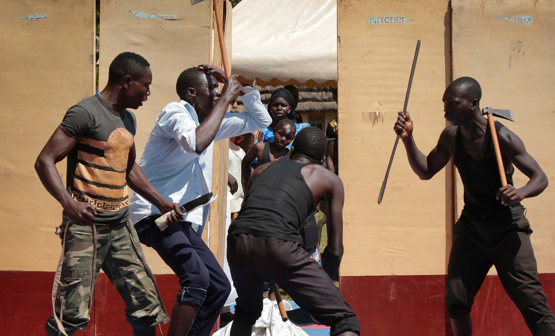 Tidigare barnsoldater som stridit för Herrens motståndsarmé i Uganda deltar i en teaterföreställning som handlar om rebellernas våld mot lokala samhällen. Musik och teater är en form av terapi som har erbjudits tidigare barnsoldater.