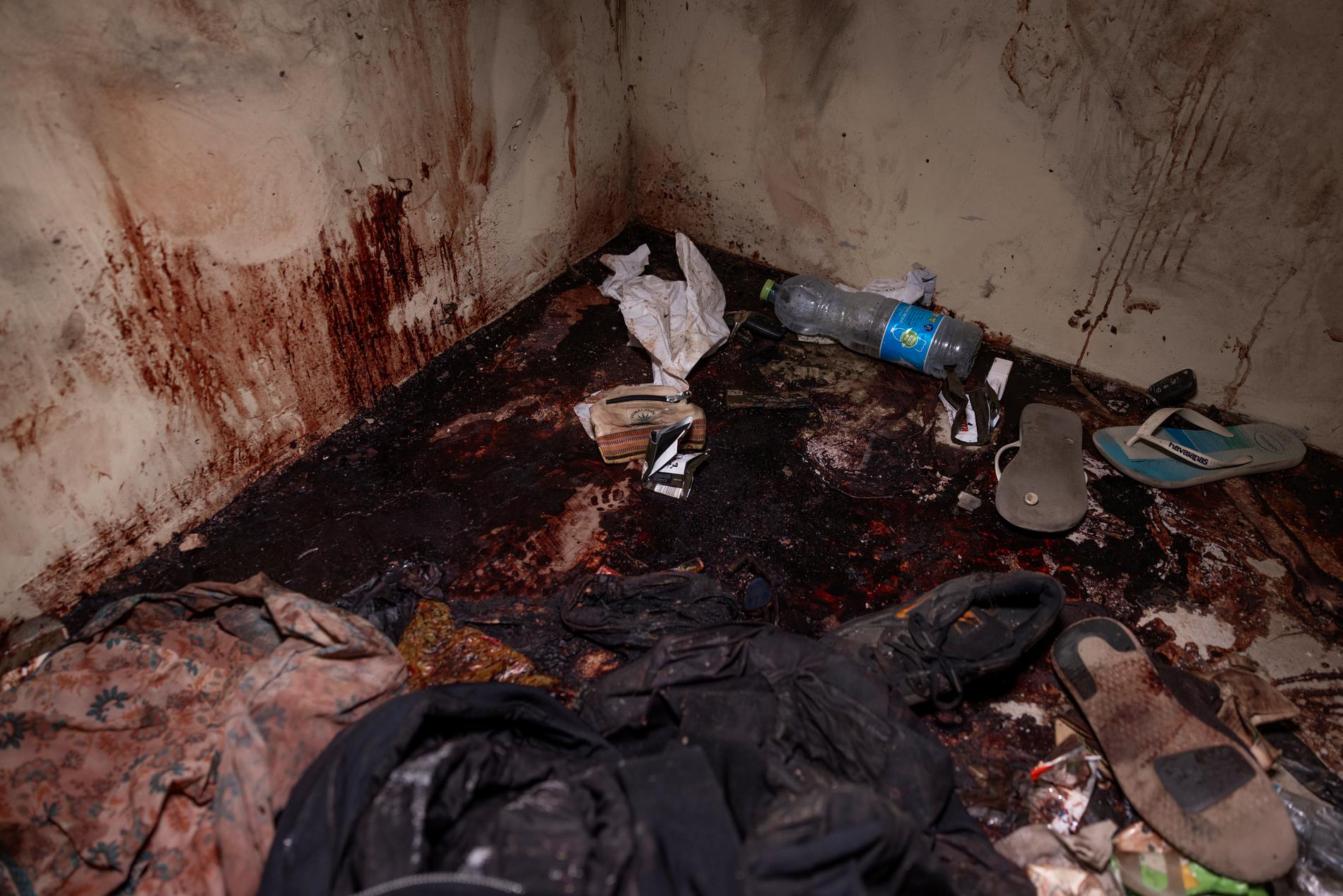 Skyddsrummen i Reim, Israel, där flera människor avrättades av Hamaskrigare. Nycklar, skor, glasögon och plånböcker ligger i en sörja av blod och köttslamsor, den 14 oktober, 2023.