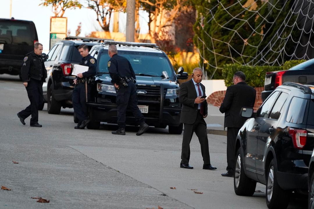 Polis på plats utanför paret Pelosis bostad i San Francisco.
