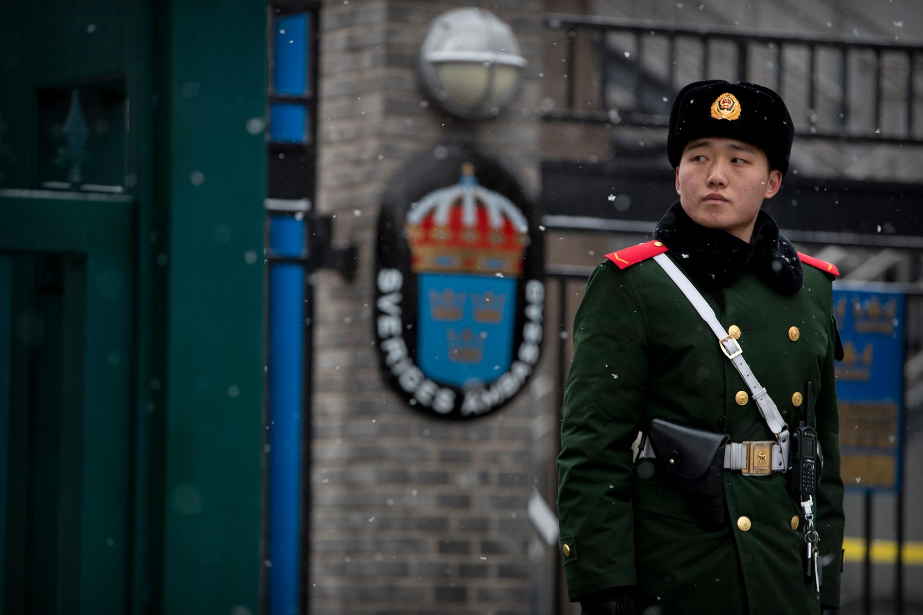En polis vaktar utanför Sveriges ambassad i Peking. Arkivbild.