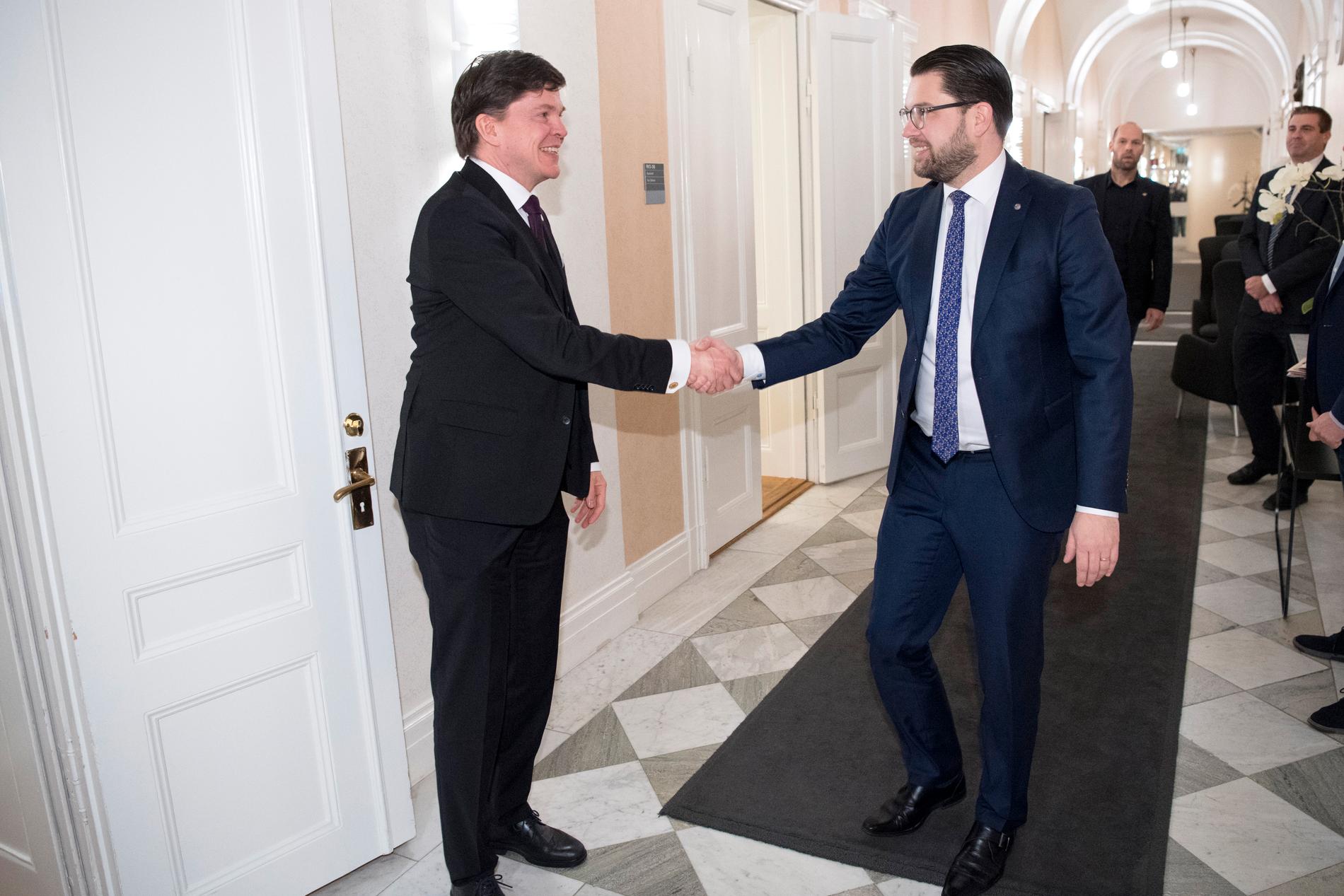Talman Andreas Norlén tar emot Sverigedemokraternas partiledare Jimmie Åkesson (SD) i talmanskorridoren för ytterligare en talmansrunda.
